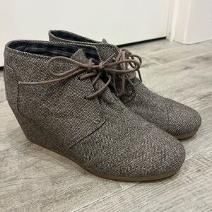 TOMS Women's Tweed Herringbone Brown Wedge Booties Size 9.5 Boots Lace Up